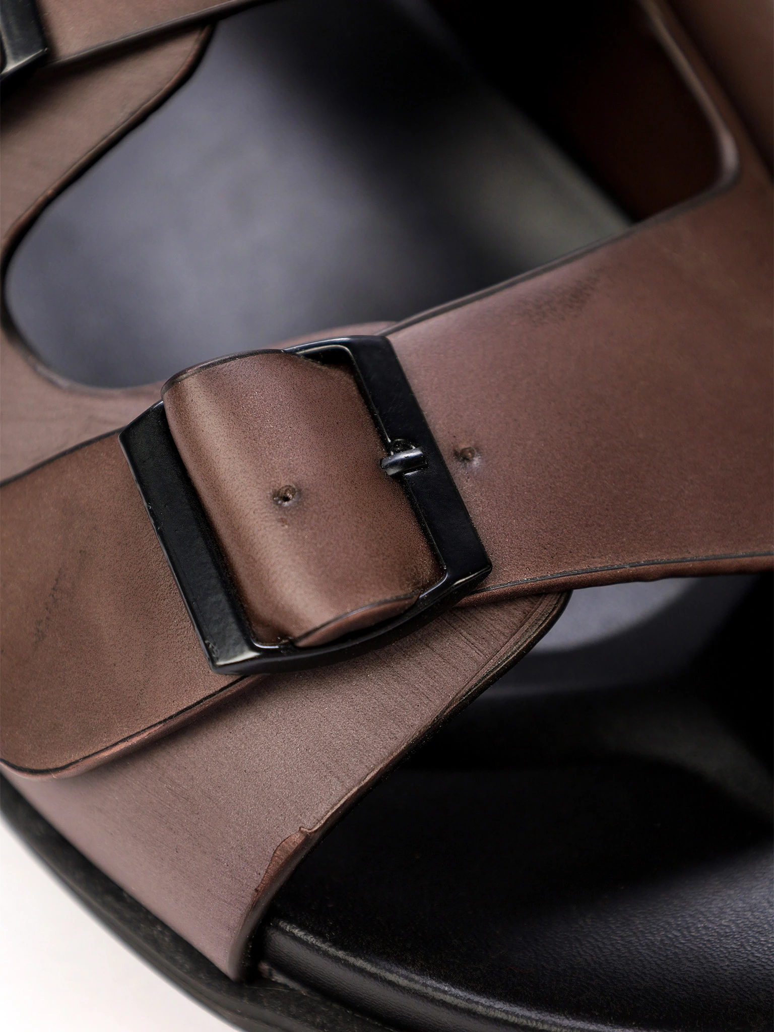 Сланцы коричневого цвета на низкой подошве